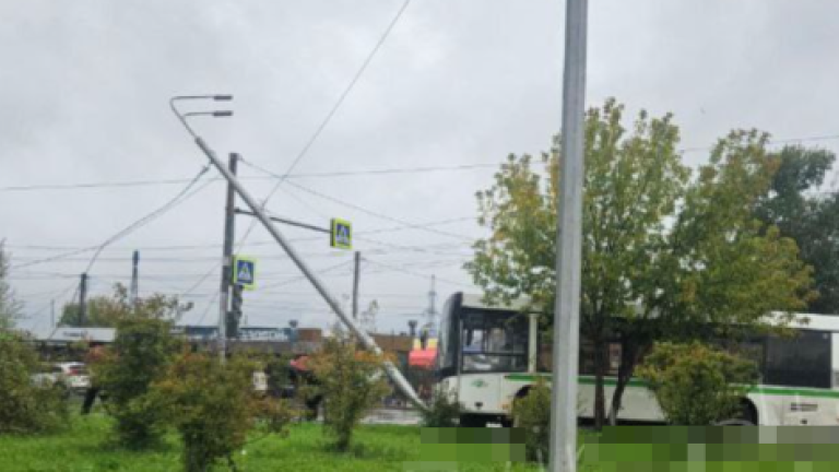 Рейсовый автобус с людьми врезался в фонарный столб в Иркутске